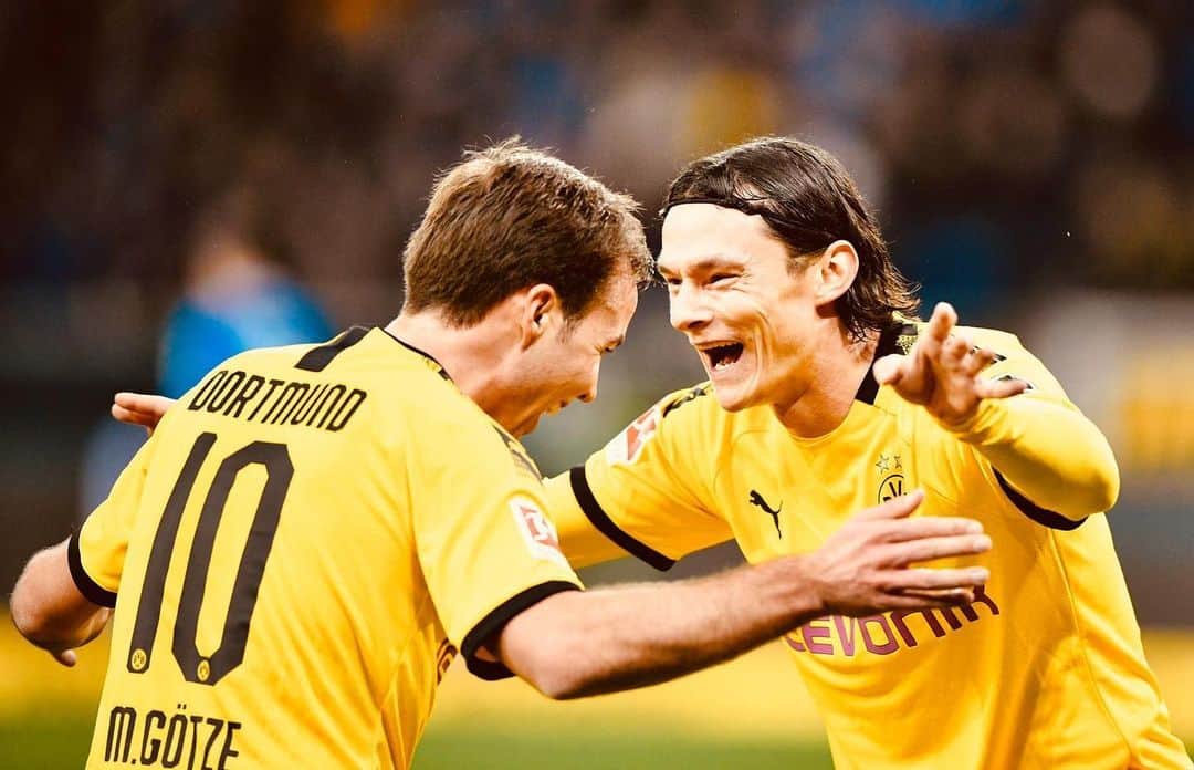 ニコ・シュルツのインスタグラム：「When you hear you could be back playing soon! 😀⚽️ @bvb09」