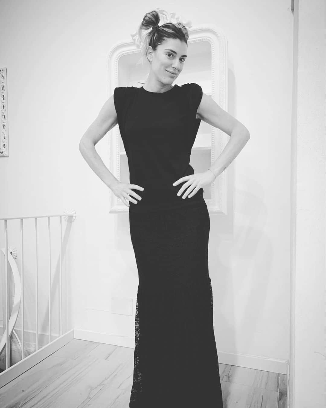 フランチェスカ・ピッチニーニのインスタグラム：「Pronta per uscire.....a no🤔🙈scherzavo 😂😂 #ridiamocisu #home #prestousciremo #fuckcovid19」
