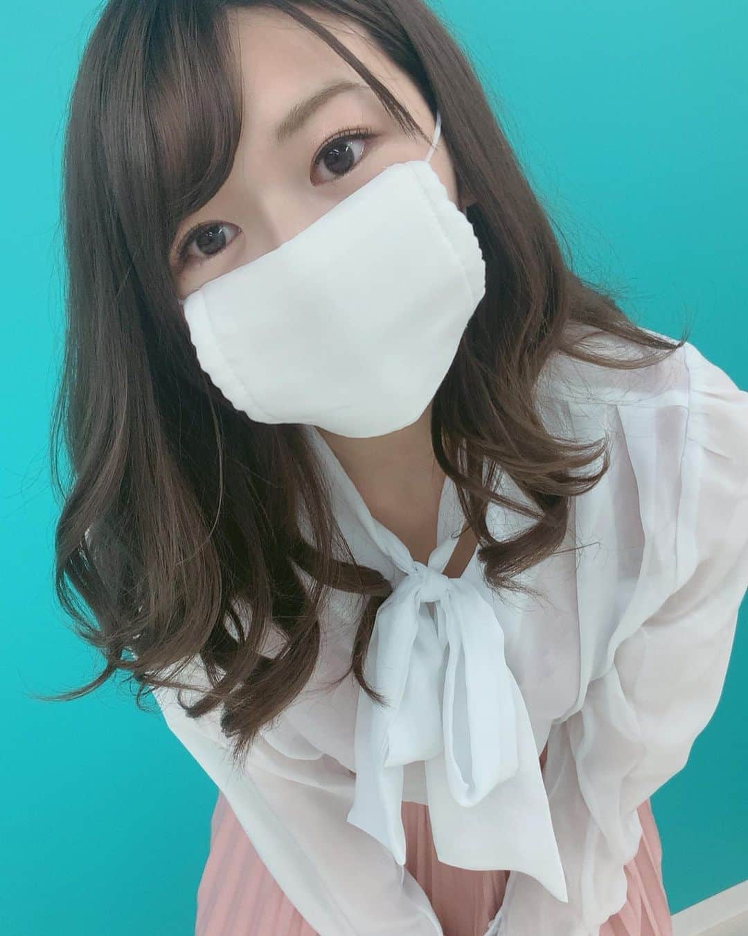 織田唯愛さんのインスタグラム写真 - (織田唯愛Instagram)「. . げっちゅ！！！ . アベノマスク！！！ . アベノマスクで一回転！笑笑 . . と思いきや、ただのSサイズの布マスクです。 とある駅に売ってました(*•̀ᴗ•́*)و ̑̑ . . . #アベノマスク #マスク #マスク入荷 #布マスク #新型ウィルス #コロナウィルス #グラドル #グラビア #グラドル自画撮り部 #10秒グラビア #アイドル #おうち時間 #うちで過ごそう #配信 #オンライン #オンライン飲み会 #オンライン撮影会  #ハッシュタグ疲れたからここまで」4月22日 2時14分 - odaichika