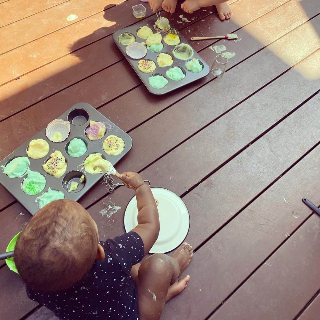 レイチェル・レフィブレのインスタグラム：「Foam “cupcake” play! Thank you @play_at_home_mummy for so many great activities!  I used real sprinkles so they might be eating more of it than they normally would 😬 Also, the “no” tray was a huge hit with both kids. Can’t wait to try edible mud & paint next.  Today’s version: Two cans of aquafaba (liquid from a can of chickpeas)- one for each color 2 tbsp cream of tartar (per can of liquid) Food coloring Whip with kitchen aid whisk attachment, egg beaters or hand held blender Your choice of real or art supply toppings.」
