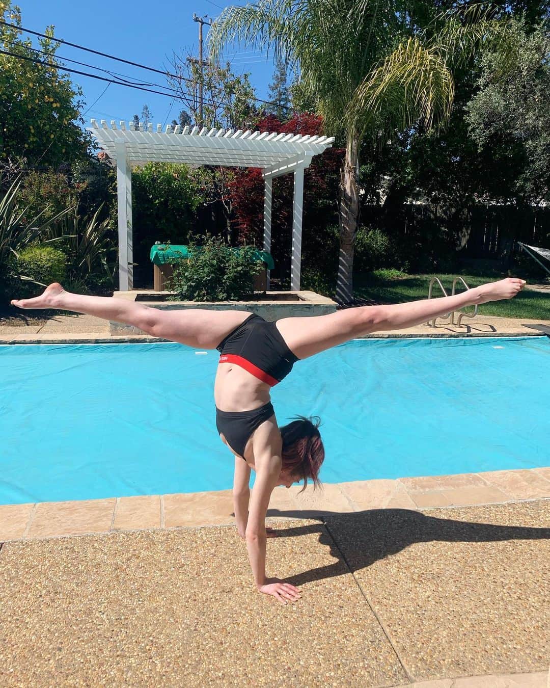 Elliana Shayna Pogrebinskyさんのインスタグラム写真 - (Elliana Shayna PogrebinskyInstagram)「Not quite a 180 but gives me something to strive for during quarantine 🙌🏻 #fitness #split #handstand #gymnastics #kinesiology」4月22日 2時29分 - elliana_pogrebinsky