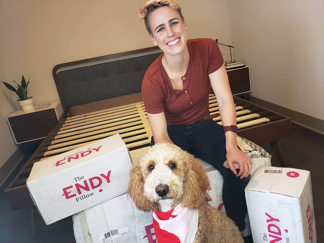 のインスタグラム：「Little wins during these stay at home times are always welcome... this is a BIG win!  I am home, staying safe, and have this new mattress which I cannot wait to rest my sore (from all my home workouts) body on tonight.  Best part?... It’s Canadian made. Love that!  @Endy #Endypartner #Ad *Ships within Canada only*」