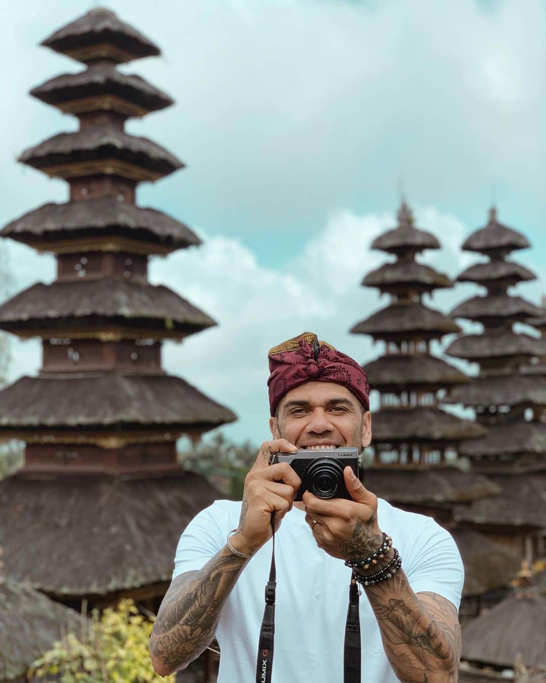 ジョアナ・サンスのインスタグラム：「Nostalgia de viajar, de retratar lugares, de vivir nuevas experiencias... De mi fotógrafo favorito en modo turista 👣 #tb #Bali」