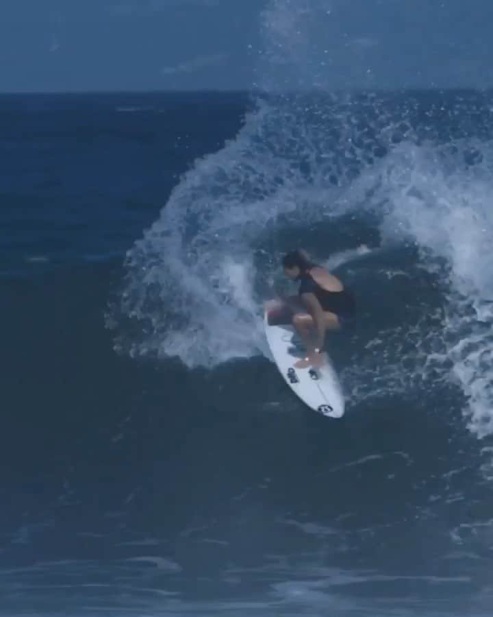 マリア・マニュエルのインスタグラム：「re-living some of my favorite surf moments of 2019 •••• full version coming soon 🖤」