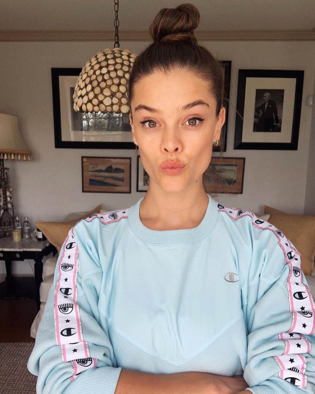 ニーナ・アグダルのインスタグラム：「Little do y’all know, im wearing no pants in this photo cus quarantine」
