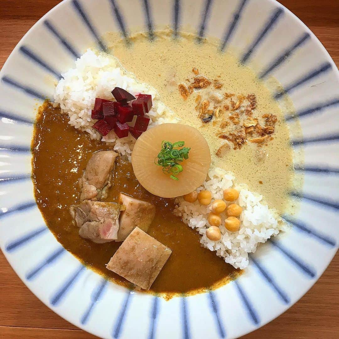 無化調ラーメン「ゆきふじ」のインスタグラム：「今週のカレー 『ふろふき大根のあいがけカレー』  今週はあと木曜日の販売になります。 当面は火曜、木曜日の販売を予定しております。 大根無くなり次第別のトッピングです。 大小ありますがご容赦ください。  ベースのカレーは変わりませんが、基本をしっかり固めていきますのでよろしくお願い申し上げます。  #スパイスカレー #スパイス #スパイスカレー作り #ふろふき大根 #スパイスカレー好きな人と繋がりたい」
