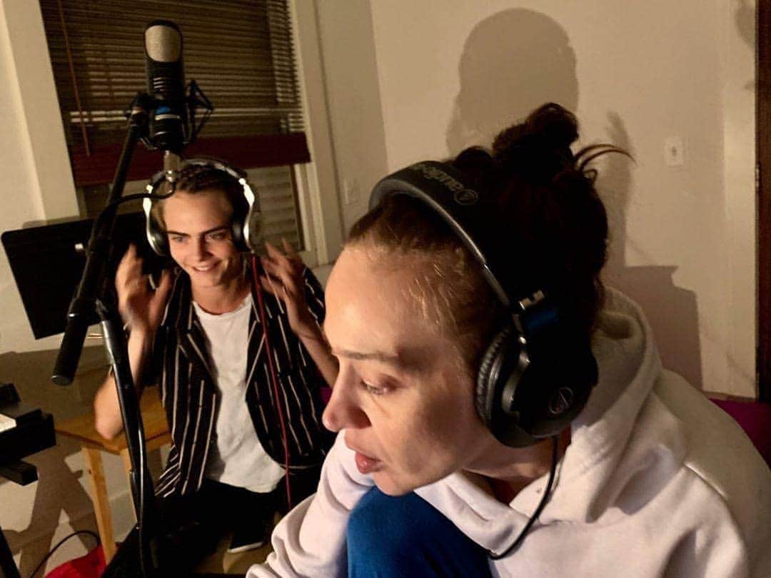 カーラ・デルヴィーニュのインスタグラム：「So proud of you Fiona!! Her new album ‘Fetch the Bolt Cutters’ is out NOW - I feel so lucky to have been a part of it (as well as my dogs!) and to make a small cameo on the title track ❤️ stream it now. #FionaApple #fetchtheboltcutters」