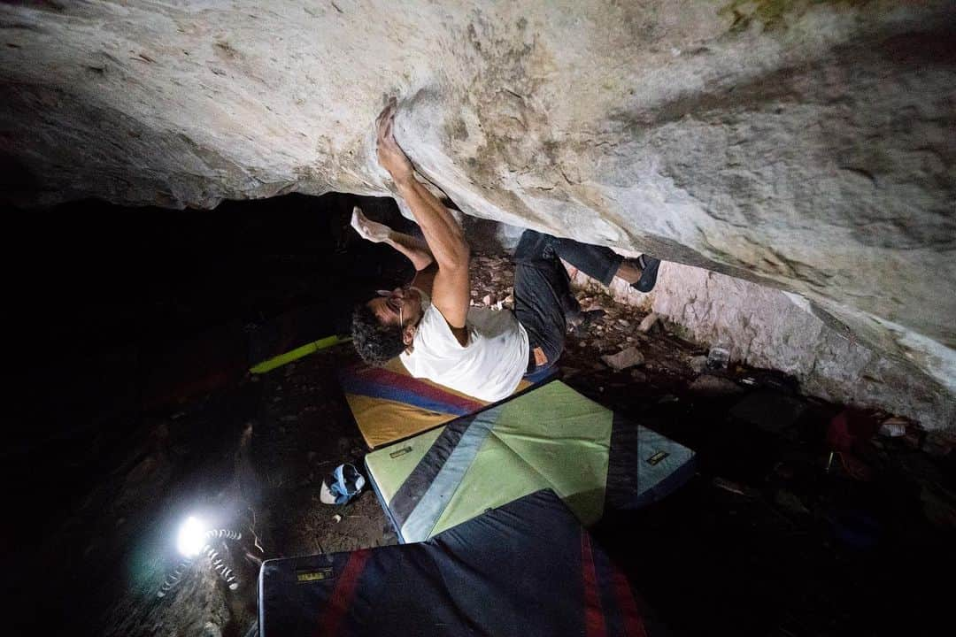 ジョー・キンダーさんのインスタグラム写真 - (ジョー・キンダーInstagram)「Last year created a great memory. Flagstaff bouldering. Big love for those long boulder-routes and the chill vibe. Here’s @t_w_w_ on Twist Of Fate, V11.」4月22日 3時31分 - joekinder