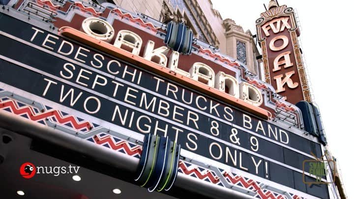 テデスキ・トラックス・バンドのインスタグラム：「This Thursday night on Swamp Family TV, we’re very excited to present Live From The Fox Oakland as you’ve never seen it before: with over 45 minutes of never-before-seen performance footage from the legendary Oakland shows that yielded our 2016 live album and concert film. The new performances are directed and edited by the original concert film directors, Grant James and Jesse Lauter, and are full of highlights including a visually and aurally stunning 13-minute “Midnight In Harlem.” Tune in at 8pm ET on Thursday at Facebook.com/DerekAndSusan, Youtube.com/TTBFromTheRoad and nugs.tv for this one-time-only screening and enjoy this supersized Live From The Fox Oakland with fellow fans and friends around the world!  We’re also proud to raise funds this week to benefit @wckitchen’s #ChefsForAmerica nationwide emergency food relief program. World Central Kitchen is committed to purchasing 1 million meals from local restaurants and delivering them directly to Americans who need assistance. Please support their vital work if you’re able, and thank you for your generosity!」