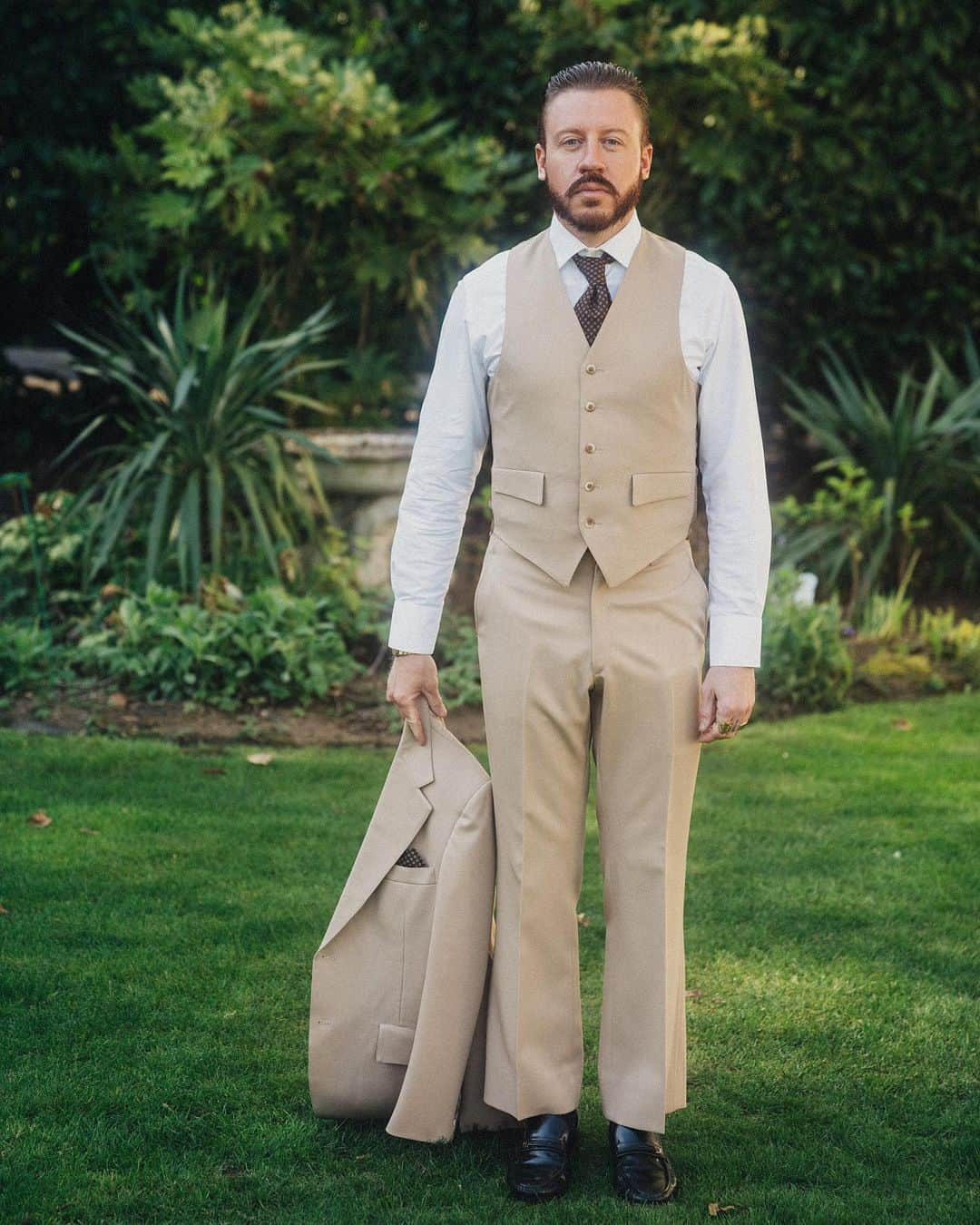 マックルモアーさんのインスタグラム写真 - (マックルモアーInstagram)「Experts probably say that during this quarantine it’s hella important to dress up and pretend you’re going to prom.  Tag your quarantine prom date or someone that you wish was your date. 📷: @jmdmcreative」4月22日 3時37分 - macklemore