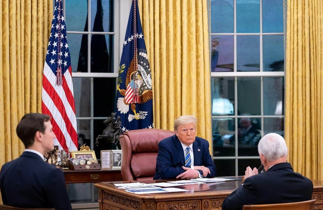 イヴァンカ・トランプさんのインスタグラム写真 - (イヴァンカ・トランプInstagram)「#BTS COVID-19 briefings with POTUS, VPOTUS and Jared in the Oval 📷: White House Photo Office」4月22日 3時41分 - ivankatrump