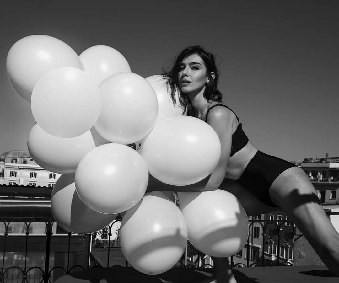 Stella Egittoのインスタグラム：「DREAMING BALOONS. . . . . . . #diariodibordo #mydream  #blackandwhite  #balloons」