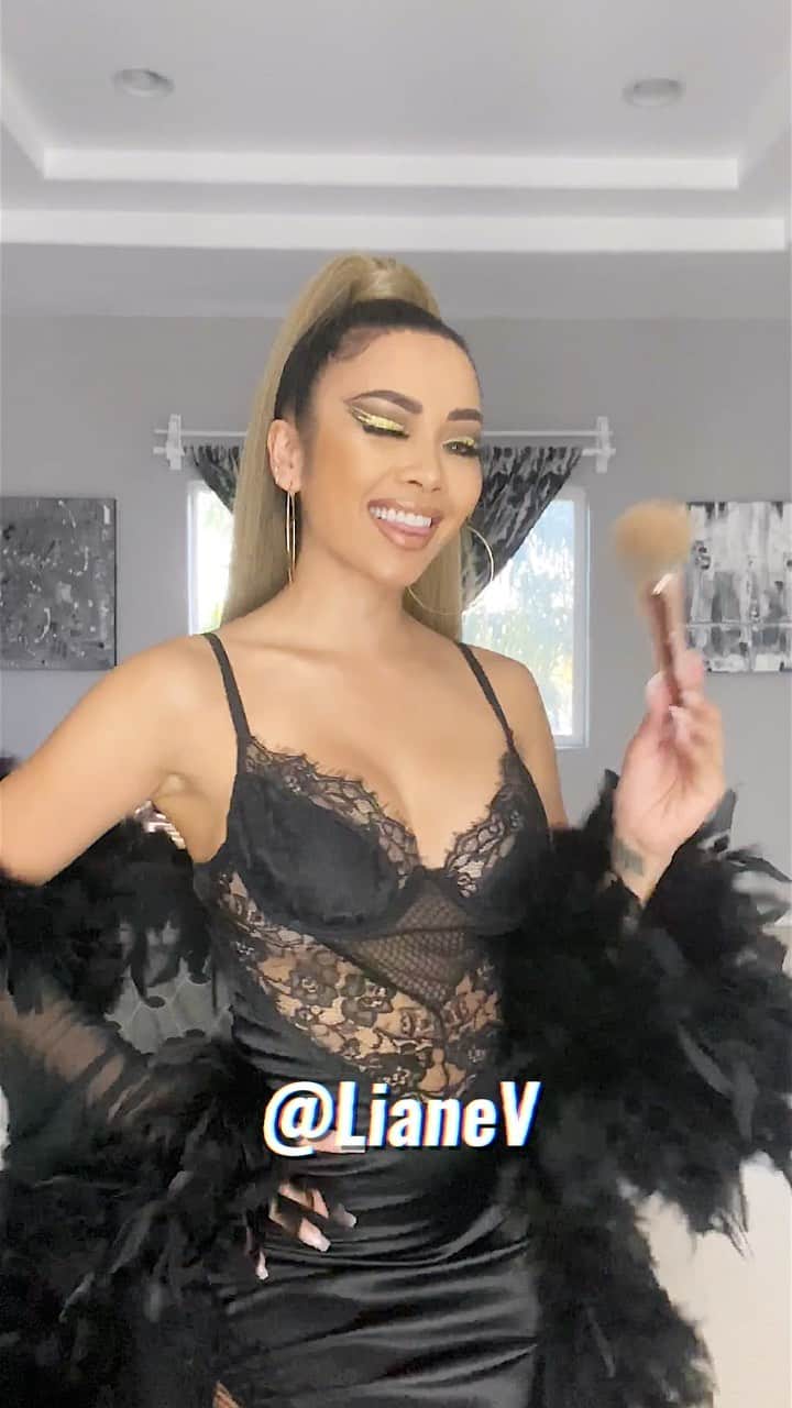 リアン Vのインスタグラム：「We all teamed up on this #NoRushChallenge to bring you our most glam #passthebrush transformations along with an amazing giveaway for you all!! During these hard times we decided to put together a HUGE giveaway to give one lucky winner $1,000!! To enter this giveaway make sure you follow all pages listed below and tag 3 friends!  @froartistry @ash_kholm @lianeV @nikkifrenchmakeup @kamilabravo @sahargolestani  @rebecca_stella @kamillanichole @carolina.enamorado @natalieriany  @natalie_tas @brittanybearmakeup @glambykyanie  The lucky winner will be announced on Friday MAY 1st. Good luck everyone!!!」