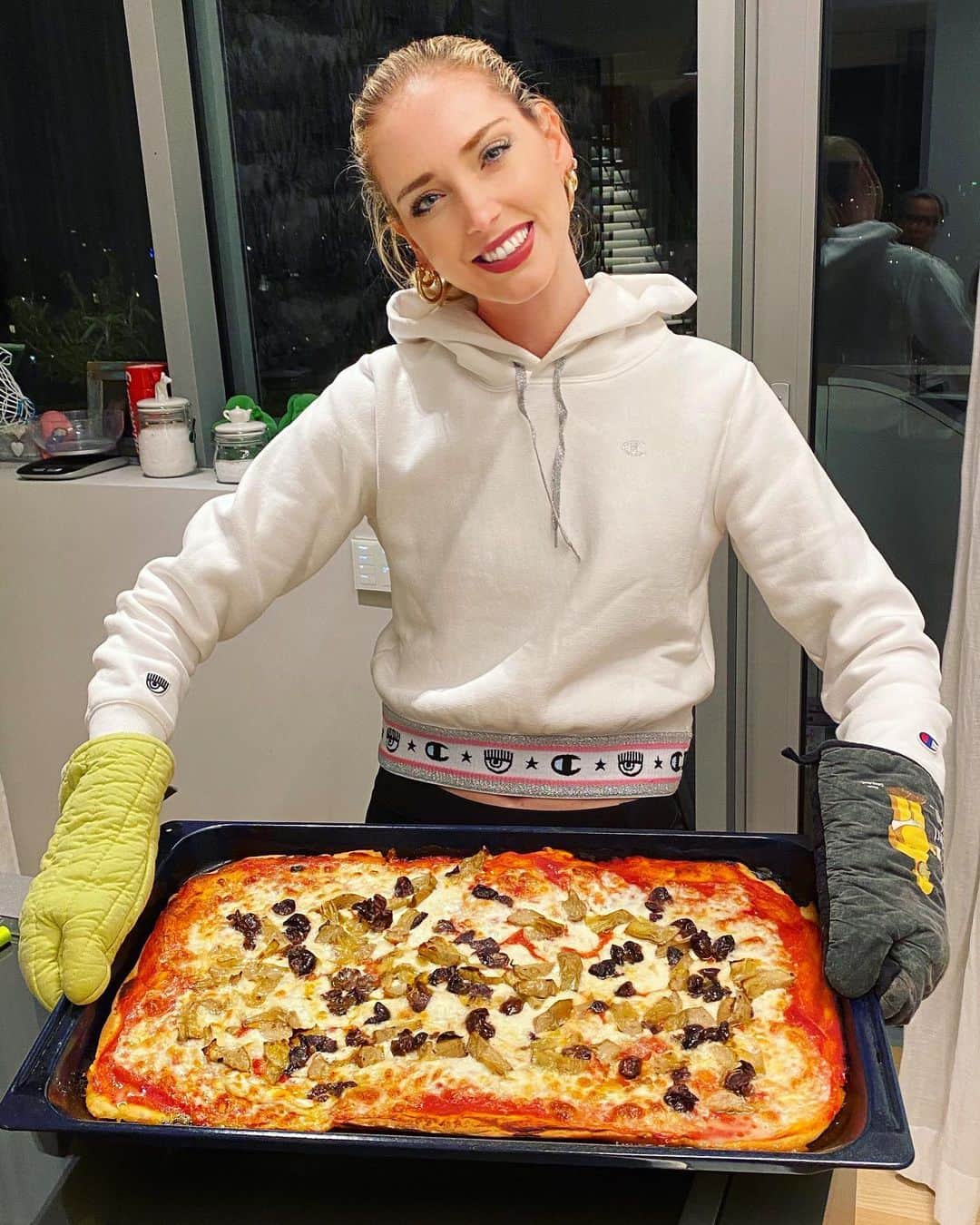 キアラ・フェラーニさんのインスタグラム写真 - (キアラ・フェラーニInstagram)「Pizza night makes an excellent night 🇮🇹」4月22日 4時22分 - chiaraferragni