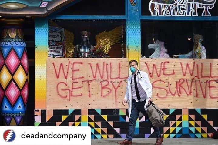 ジョン・メイヤーのインスタグラム：「Via @deadandcompany 😞♥️ ——— Due to the global coronavirus outbreak, and in order to prevent the spread of COVID-19, we sadly have no choice but to cancel the upcoming Dead & Company Summer 2020 Tour.  The well-being and safety of the Deadhead community, venue workers and our touring family is of the utmost importance to us.  We also want to provide you, the fans who’ve been hit hard financially during this difficult time with your money back.  All tickets will be fully refunded at point of purchase.  We are thankful for your love, your understanding and we look forward to the day when we can all be reunited.  In the meantime, keep the faith and believe in the power of music.  We will return.  We will get by.  We will survive.」