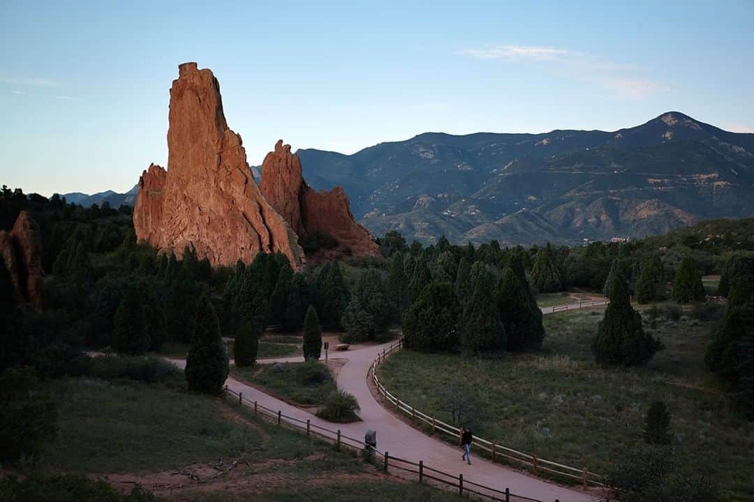 National Geographic Travelさんのインスタグラム写真 - (National Geographic TravelInstagram)「Photo by Matt Borowick @mborowick | Wandering around the Garden of the Gods in Colorado Springs, Colorado, feels a bit like walking through a house built for giants. The rock formations in the nature park tower above the ground, with some reaching incredible heights. The park's extreme landscape has been used as a filming location for many movies.  Follow @mborowick for more images like this. #colorado #mountains #usa #nature #explore」4月22日 5時05分 - natgeotravel