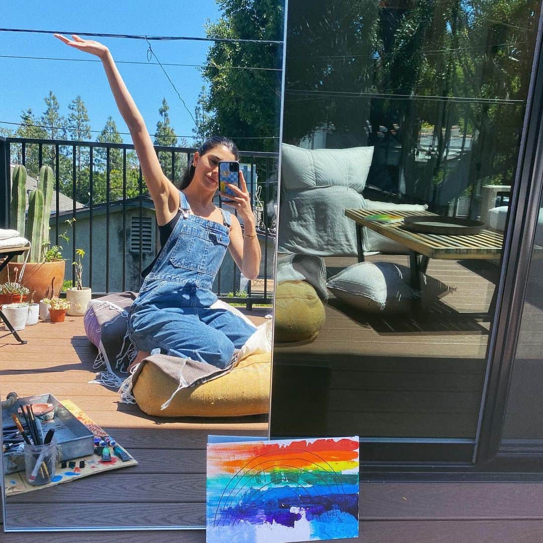 ローレン・ペルツのインスタグラム：「A mom I admire and love wrote a book to explain to children what’s going on in the world! “Rainbows in Windows” is a free children’s book written by @ariannawrotethis for @Yumi that helps kids and parents navigate sheltering at home, and it’s totally free. It’s also the perfect way for your kids to feel connected! They’re asking everyone to draw a rainbow and put it in their window and #rainbowsinwindows. I’m challenging @emmagrede @alex_nechita @lanzybear to do the same. For my post and for the friends I tag @yumi will donate a months worth of meals to @feedingamerica . 🌈🌈🌈」