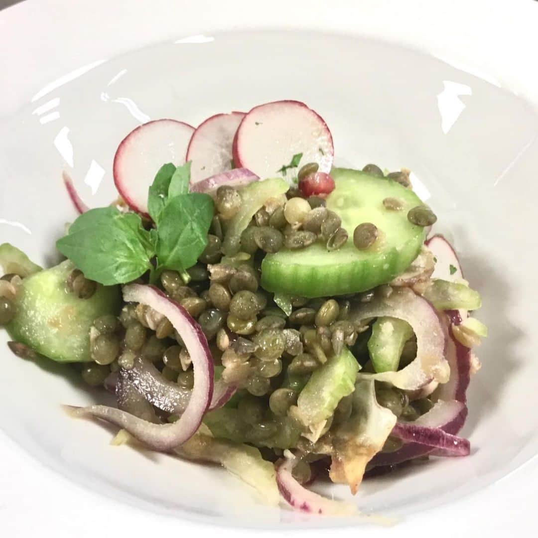 のインスタグラム：「Heute mal wieder mit @thomasglassing in der Küche gezaubert... wie immer viel gelernt und super lecker! Thema 3 leichte Salate low carb !  Einmal mit Linsen, Quinoa und Reisnudel! Mega lecker und leicht trotzdem zu viel gegessen weil zu lecker 😂😋」