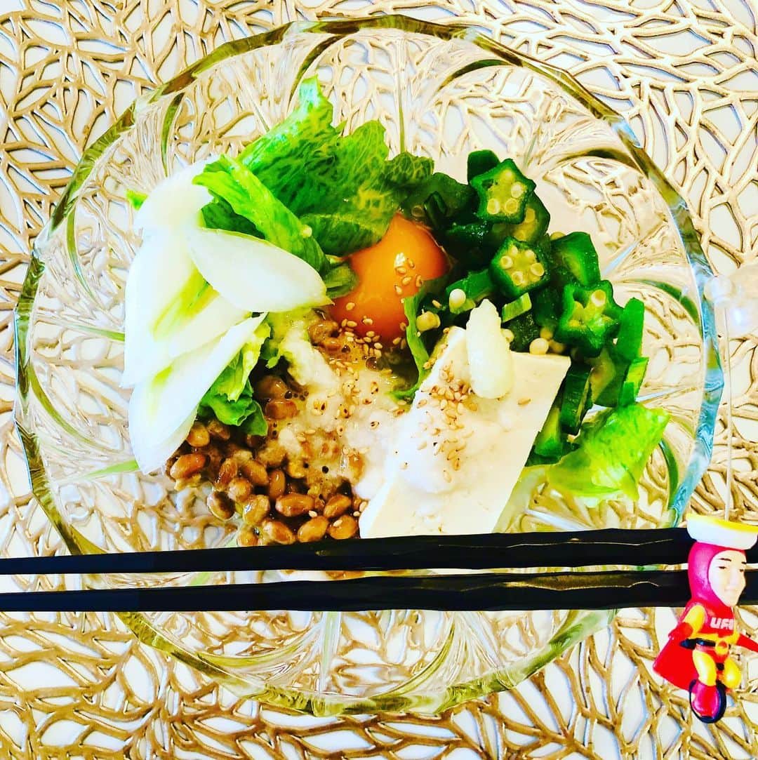 マイケル富岡のインスタグラム：「毎朝これ作って食してます♡ヤキソバンもビックリ！『マイコー's最強パワーめし』納豆×オクラ×とろろ & 生卵・木綿豆腐・長ネギ・レタス♡ そこに ごま油・麺つゆ・ラー油・生ニンニク・ゴマ たっぷり… 簡単 激ウマ 最強のパワーめし♡ #パワーめし #ネバネバ三兄弟 #最強 #激ウマ #元気 #マイケル富岡 #タレント #俳優 #撮影 #パワー #エネルギー #ヤキソバン #actor #actorslife #love #shooting #energeticbreakfast #eatwell #staysafe」