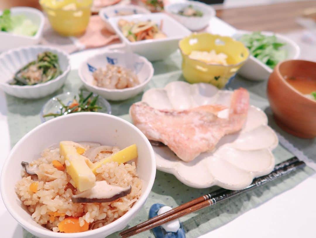 杉岡沙絵子さんのインスタグラム写真 - (杉岡沙絵子Instagram)「いつかのおうちごはん🍴笑 ・ ✔︎赤魚の粕漬け ✔︎のびるの和え物 ✔︎わらびのお浸し ✔︎こんにゃくの甘辛煮 ✔︎たけのこの酢味噌和え ✔︎サラダ ✔︎たけのこごはん ✔︎味噌汁 ・ 春野菜をご近所さんや知り合いからいただけまして （しかも、アク抜き済み！！ ありがたすぎるぅーーー😭💕） 春野菜定食に🍴 ・ おうちで春を感じられました🌸💕 ・ そしてそして、 勇飛丸、ジャンプしたり走れるようになってきました✨ 手術から約3か月！ 結構な怪我で結構な手術だったはずなんだけど 意外と治るもんなんだなと 人間の治癒力に感心しております！笑 ・ ラグビー部も感染予防のために 練習時間が制限されたりしていますが みんな毎日トレーニング頑張っていますよ〜^ ^ ・ ・ #おうちごはん#春野菜ごはん #怪我人ごはん#リハビリごはん #アスリート飯#アスリートごはん#ラグビーごはん#おうちごはん#ふたりごはん#クッキングラム#献立#ラガーマン旦那#ラガーマンの嫁#rugby#ラグビー#管理栄養士#アスリートフードマイスター#アスリートフードマイスター2級#離乳食幼児食コーディネーター#フリーアナウンサー」4月22日 10時56分 - saeko_sugioka