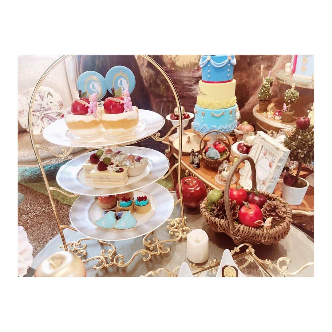 小河結香さんのインスタグラム写真 - (小河結香Instagram)「Afternoon tea🍰🍴☕️💕 プリンセスアフタヌーンティー 〜世界で一番美しい白雪姫〜 #アフタヌーンティー #女子会 #女子の憧れ #優雅なランチ #ランチ #ストリングスホテル #ニューヨークラウンジ #お洒落過ぎ #可愛すぎて食べれない #きみゆん #kimiyun #afternoontea #desert」4月22日 10時57分 - yun2world