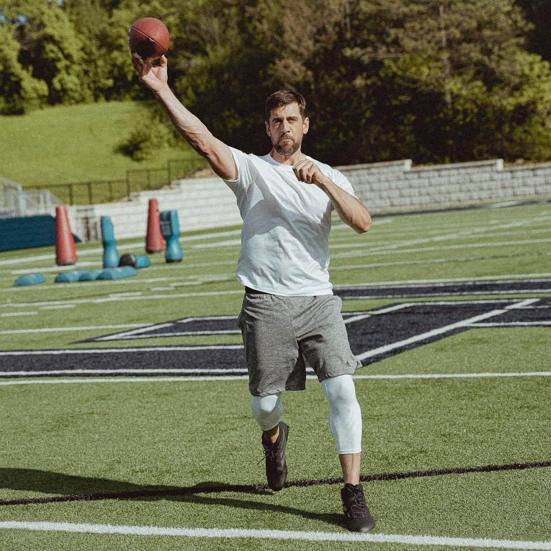 アーロン・ロジャースさんのインスタグラム写真 - (アーロン・ロジャースInstagram)「Throwback to this awesome shoot with @adidasfballus last year 🔥💯 today would have been Day 2 of offseason workouts with my guys back in GB, so football is on my mind ❤️ hope everyone is doing well and hanging in there #hometeam #loveoverfear」4月22日 5時33分 - aaronrodgers12