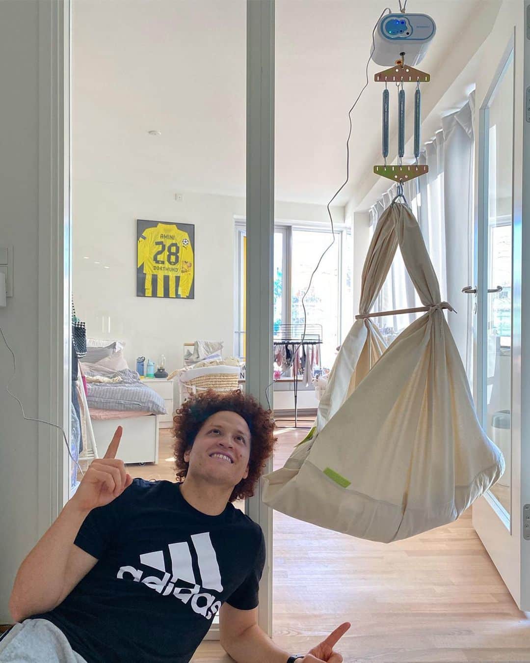 ムスタファ・アミニのインスタグラム：「Whoever came up with this is no1! Goodbye for now to my biceps who have been cramping and overworked to dancing and never standing still. Let’s see how long this will last 😍🥇🙌💯 #babyhacks」