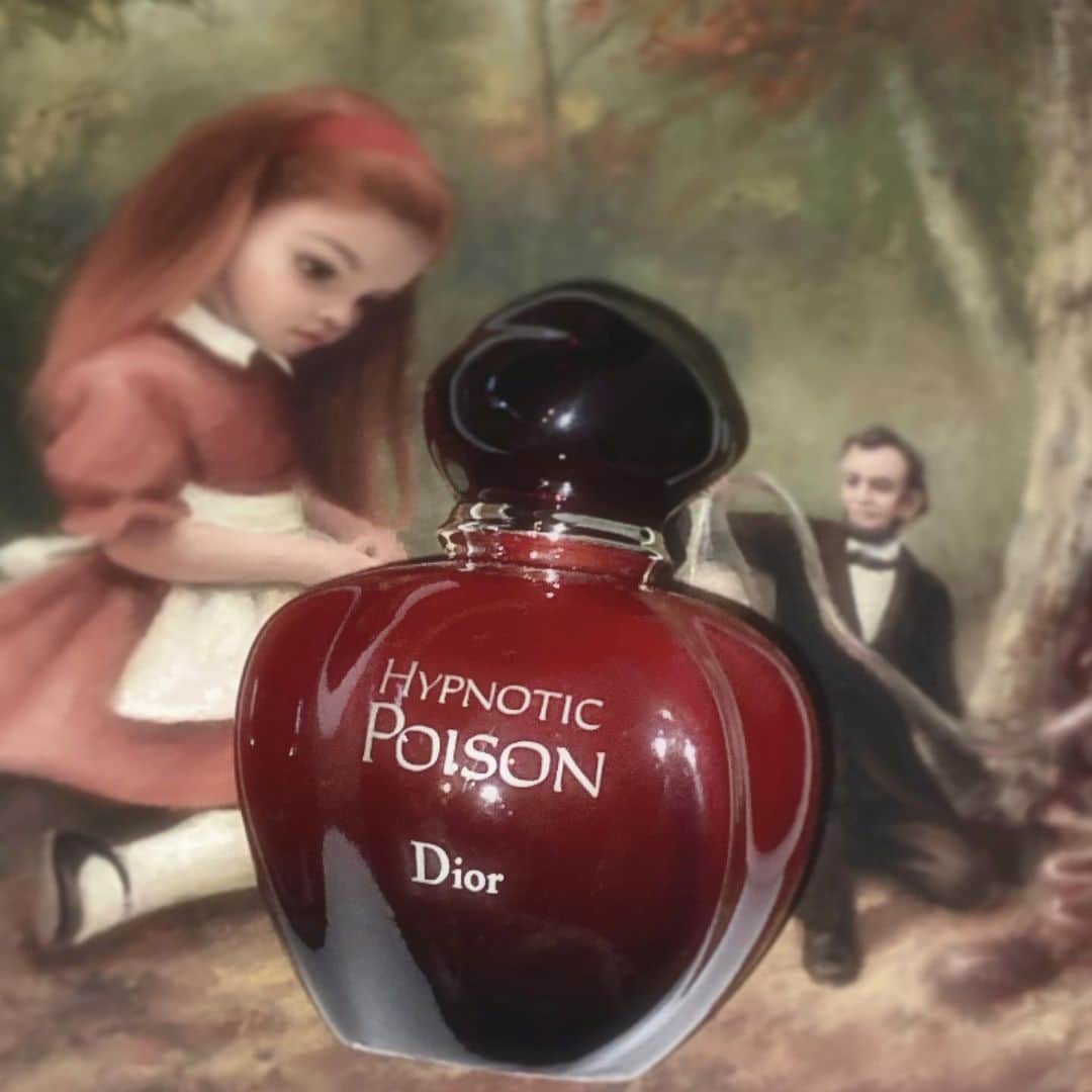 村田実果子さんのインスタグラム写真 - (村田実果子Instagram)「Christian Dior  HYPNOTIC POISON ⠀ 「催眠性の毒」という意味だそうです︎。意味も可愛い…︎ ♥ バニラの香りが好きなので香水もバニラの香りのものを愛用しています。とろけるように甘くて、ボトルも血みたいな毒々しい赤です。私の匂いだ、って思ってもらえたらうれしい︎︎🕯」4月22日 5時42分 - mikaphith