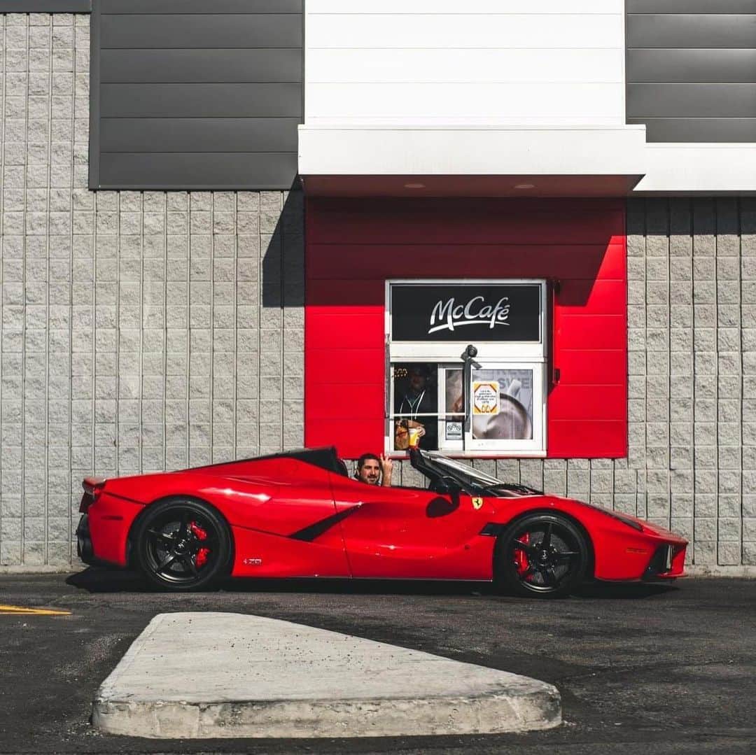 CarsWithoutLimitsさんのインスタグラム写真 - (CarsWithoutLimitsInstagram)「McDonalds run with the ponies 🍟🐎 Photo @plcarle  #carswithoutlimits #ferrari #laferrari」4月22日 5時43分 - carswithoutlimits