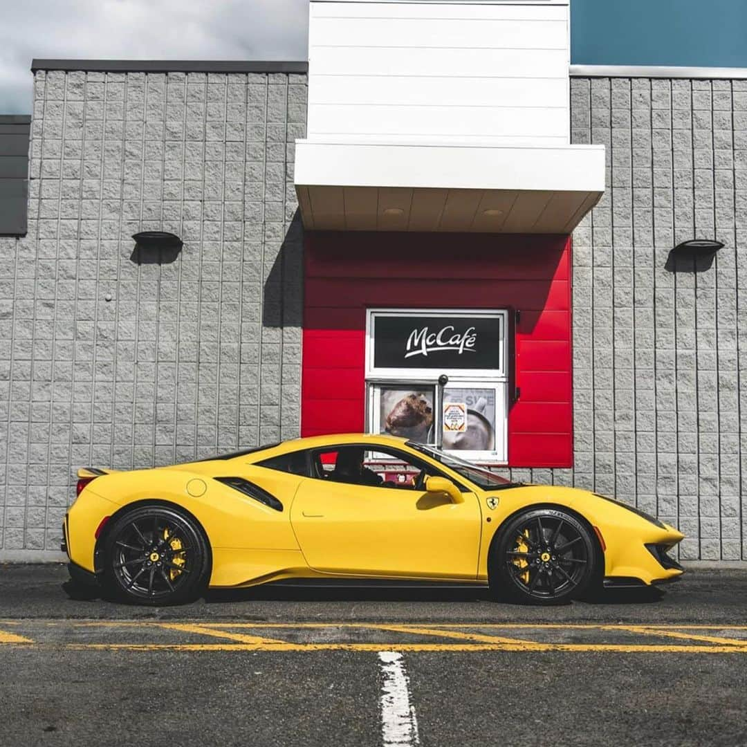 CarsWithoutLimitsさんのインスタグラム写真 - (CarsWithoutLimitsInstagram)「McDonalds run with the ponies 🍟🐎 Photo @plcarle  #carswithoutlimits #ferrari #laferrari」4月22日 5時43分 - carswithoutlimits