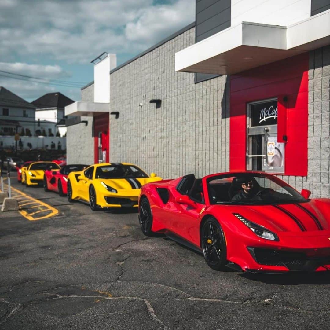 CarsWithoutLimitsさんのインスタグラム写真 - (CarsWithoutLimitsInstagram)「McDonalds run with the ponies 🍟🐎 Photo @plcarle  #carswithoutlimits #ferrari #laferrari」4月22日 5時43分 - carswithoutlimits