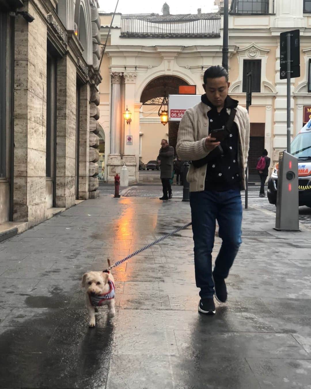 のインスタグラム：「🇮🇹🇮🇹🇮🇹🇮🇹🇮🇹🇮🇹🇮🇹🇮🇹🇮🇹﻿ パーマネントトラベラーを始めてから﻿ ヨーロッパで初めて行った都市はローマ。﻿ ﻿ 3ヶ月間いたけど、﻿ 本当に何食べても基本美味しかった。﻿ ﻿ ただのサンドイッチが﻿ なぜかめちゃくちゃ美味い🍽﻿ ﻿ 本当に不思議w﻿ 食材の差なのかなぁ。﻿ ﻿ 街並みも本当に芸術的で﻿ 感性が磨かれる街。﻿ ﻿ すぐに馴染めた。﻿ ﻿ #ryomatokyo #ryomatokyoflowers #パーマネントトラベラー #旅育児 #イタリア #ローマ #ヨーロッパ #愛犬 #犬連れ #人生は旅だ #遺跡 #芸術的 #lifeisajourney #italy #rome #permanenttraveler」