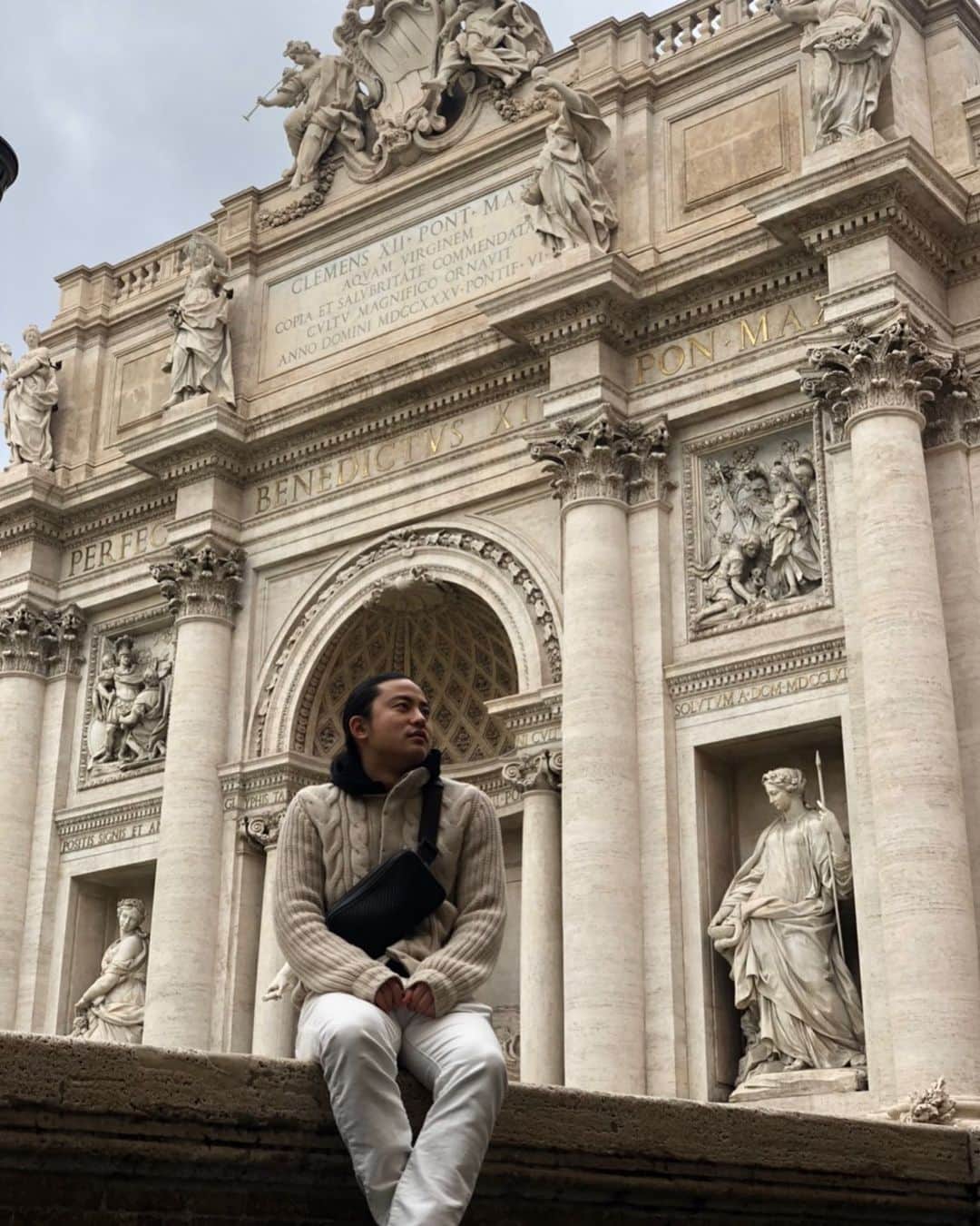 のインスタグラム：「🇮🇹🇮🇹🇮🇹🇮🇹🇮🇹🇮🇹🇮🇹🇮🇹🇮🇹﻿ パーマネントトラベラーを始めてから﻿ ヨーロッパで初めて行った都市はローマ。﻿ ﻿ 3ヶ月間いたけど、﻿ 本当に何食べても基本美味しかった。﻿ ﻿ ただのサンドイッチが﻿ なぜかめちゃくちゃ美味い🍽﻿ ﻿ 本当に不思議w﻿ 食材の差なのかなぁ。﻿ ﻿ 街並みも本当に芸術的で﻿ 感性が磨かれる街。﻿ ﻿ すぐに馴染めた。﻿ ﻿ #ryomatokyo #ryomatokyoflowers #パーマネントトラベラー #旅育児 #イタリア #ローマ #ヨーロッパ #愛犬 #犬連れ #人生は旅だ #遺跡 #芸術的 #lifeisajourney #italy #rome #permanenttraveler」