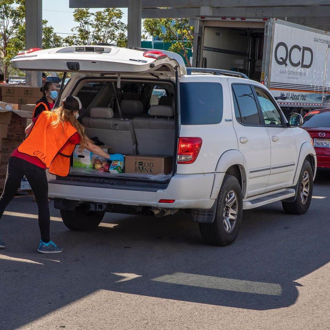 ジャーダ・デ・ラウレンティスさんのインスタグラム写真 - (ジャーダ・デ・ラウレンティスInstagram)「The @lafoodbank provides food through their Mobile Food Pantry “Drive-Through” distributions, while also working closely with LAUSD and Inglewood School District to provide food boxes for schoolchildren and their families. I have chosen to support @lafoodbank and will share other ways to get involved over the coming weeks. If you are able, please consider supporting your local #foodbank ❤️」4月22日 6時23分 - giadadelaurentiis