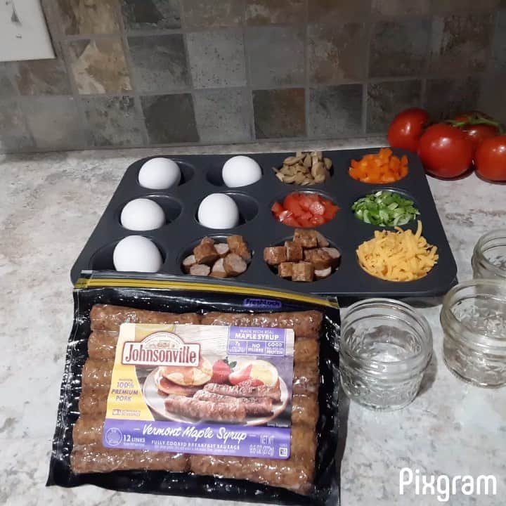 ジョンソンヴィルのインスタグラム：「We’ve got some pretty cool members who’ve amped up the #homecooking meal game. Here’s some #kidfriendly, #microwavable recipe inspiration from one of our chefs, @julzfoodstyling bringing a fresh, inspired take to quarantine breakfasts 😙👌 scroll ⬇️ for recipe & cooking details.  JOHNSONVILLE BREAKFAST CUPS ✔️Johnsonville Fully Cooked Original or Maple Breakfast Links, sliced ✔️Toppings:  Peppers, green onions, mushrooms, cheese, tomatoes, asparagus, chives, red onion, or other favorite toppings ✔️Eggs, beaten ✔️Salt and Pepper ✔️4 ounce jelly jars  DIRECTIONS: 1. Place favorite toppings in a muffin pan. 2. Wrap in plastic wrap and refrigerate. 3. Beat eggs and store covered in refrigerator for no more than 2 days.  OR assemble jars and store covered in refrigerator for no more than 2 days.  NOTE:  Prepared and refrigerated breakfast cups may take a few seconds longer to microwave.  TO ASSEMBLE: 1. Spray jars with nonstick cooking spray. 2. Add toppings and enough eggs to reach the bottom ring on the top of the jar. 3. Microwave for 30 seconds. Stir. 4. Microwave an additional 15 seconds or until set. 5. ENJOY!  Tips from @julzfoodstyling: “Parents can put kids favorite toppings in each cup of a muffin tin and store in the refrigerator.  Eggs can be beaten in a pitcher or pyrex measuring cup to make easy to pour.  Then kids just have to assemble, add eggs and microwave.” #socialdistancingwithsausage #quarantinecookingrecipesfordisaster」
