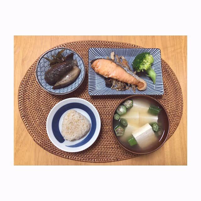 みのり(26)＠東京 ダイエットのインスタグラム：「朝ごはん . . 鮭 ブロッコリー ナスのお浸し 豆腐の味噌汁 玄米ごはん . . おはよ〜。今日の朝ごはん☺️ . 今やりたいことメモは〜 . ジムに行くこと 外で飲みに行くこと カラオケ行くこと . . ●●制限って、つらいけど 大会前に比べたらチョチョイのチョイやで〜😆 . . おうちでのんびりすごせるのは . きちんとご飯も食べれて、 勉強したり、マッサージできたり、 ペットと遊べたり、 お部屋も常にキレイだし、 . なんか運気がupしそう😳 . みんなは、何したいー？😘 今日は、お仕事終わったら料理しよ〜 . ◉ライザップ公認の紹介アンバサダーです。 〜紹介特典で、お安く入会できます〜 . ▶︎全国どの店舗でもOK ▷２週間のトライアルコースもあります(^_^)/ ▶︎カウンセリング予約前にご連絡ください . ◎入会やカウンセリングをお考えの方、 ご質問なども、DM✉️ください。 . ★トレーニング見学もできます★ . 📺RIZAP TVCM出演 🏅RIZAP BMG ファイナリスト2017.2018 . #rizap #ライザップ . #ダイエット #diet #レコーディングダイエット #ダイエッター #公開ダイエット  #朝ごはん #morning #糖質オフ #食べて痩せる #おうちごはん #食べる #糖質制限 #低糖質ダイエット #和食 #クッキングラム #自炊女子 #腸内環境 #食事管理 #栄養 #fitmeal #oneplate #cleanmeals  #lowglycemic #玄米 #まごわやさしい #豆皿」
