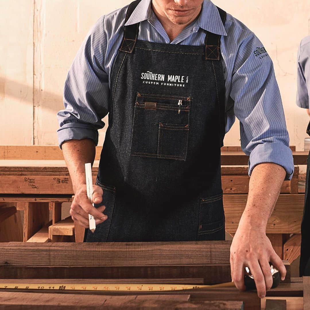 のインスタグラム：「Measure twice, cut once. Best practices for work and for designing our ZeroSkratch Collection shop aprons. ⁣ ⁣ Keeps buttons and snaps under wraps to prevent paint jobs and surface scratches. #RedKap #DoneRight⁣ ⁣ Shop aprons #LinkInBio.」