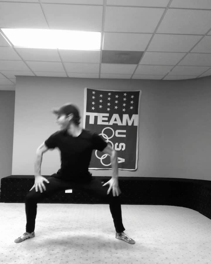 ジェイソン・ブラウンのインスタグラム：「Tried my best to keep up with @tessavirtue17 & @randistrong during a zoom dance class today! 🥵🙌🔥🖤 • 今日、僕は新しいダンスを習いました。🕺🎉 • Choreo: @randistrong 🙌 🎵: Fantasy @mariahcarey」