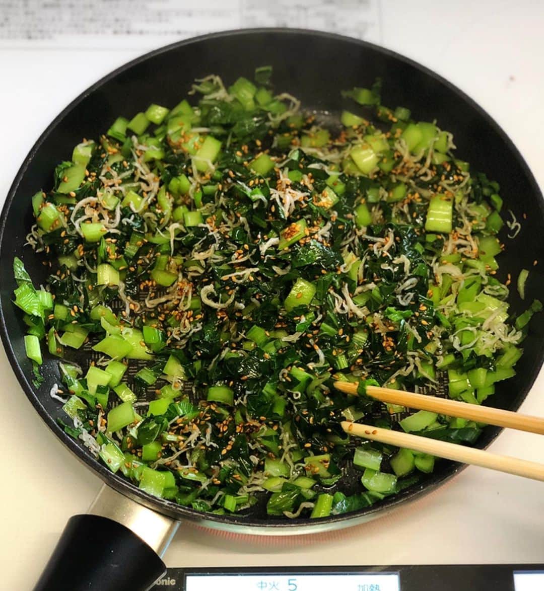 Mizuki【料理ブロガー・簡単レシピ】さんのインスタグラム写真 - (Mizuki【料理ブロガー・簡単レシピ】Instagram)「・﻿ 【レシピ】ーーーーーーーーーーーーー﻿ ♡小松菜とじゃこのふりかけごはん♡﻿ ーーーーーーーーーーーーーーーーーー﻿ ﻿ ﻿ おはようございます(*^^*)﻿ ﻿ 今日ご紹介させていただくのは﻿ 小松菜とじゃこのふりかけごはん♩﻿ ﻿ このふりかけは万能で﻿ 今回のようにごはんにのせたり﻿ 混ぜ込んでおにぎりの具にしたり﻿ パスタやうどんにかけても絶品です！﻿ 冷蔵庫で4〜5日持つので﻿ 作り置きしておくと便利ですよ〜♡﻿ ﻿ さっと炒めるだけでできるので﻿ よかったらお試し下さいね(*´艸`)﻿ ﻿ ﻿ ﻿ ーーーーーーーーーーーーーーーーーーーー﻿ 【作りやすい量・4人分】﻿ 小松菜...1束(200g)﻿ ちりめんじゃこ...30g﻿ ごま油...大1﻿ ●白ごま...大2﻿ ●みりん・醤油...各大1/2﻿ ごはん・卵黄...各2人分﻿ ﻿ 1.小松菜は1cm幅に切る。﻿ 2.フライパンにごま油を入れて中火で熱し、小松菜を炒める。しんなりしたらちりめんじゃこも加えてさっと炒め、●を加えて炒め合わせる。(ふりかけ完成♩)﻿ 3.器にごはんを盛り、2をかけて卵黄をのせる。﻿ ーーーーーーーーーーーーーーーーーーーー﻿ ﻿ ﻿ 《ポイント》﻿ ♦︎作り置きする場合は、冷ました後保存容器に入れて冷蔵庫で保存して下さい♩﻿ ♦︎茹でたパスタやうどんにふりかけをたっぷりかけ、お好みで卵黄をのせ、醤油やポン酢をちょろっとかけても美味しいです♩﻿ ﻿ ﻿ ﻿ ﻿ ﻿ ＿＿＿＿＿＿＿＿＿＿＿＿＿＿＿＿＿﻿ ＿＿＿＿＿＿＿＿＿＿＿＿＿＿＿＿＿﻿ 🎀発売中🎀﻿ 【#ホットケーキミックスのお菓子 】﻿ ﻿ 一冊まるっとホケミスイーツ♩﻿ 普段のおやつから﻿ 特別な日にも使えるレシピを﻿ この一冊に詰め込みました(*^^*)﻿ ホットケーキミックスを使えば﻿ 簡単に本格的なお菓子が作れますよ♡﻿ ﻿ 🔹ハイライト、ストーリーに﻿ リンクを貼っています🔹﻿ ＿＿＿＿＿＿＿＿＿＿＿＿＿＿＿＿＿﻿ ＿＿＿＿＿＿＿＿＿＿＿＿＿＿＿＿＿﻿ ﻿ ﻿ ﻿ ＿＿＿＿＿＿＿＿＿＿＿＿＿＿＿＿＿＿＿﻿ 📕\ \ 新刊発売中 / /📕﻿ 簡単・時短！ 毎日のごはんがラクになる﻿ ✨🦋 【 #Mizukiの今どき和食 】🦋✨﻿ ＿＿＿＿＿＿＿＿＿＿＿＿＿＿＿＿＿＿＿﻿ ﻿ なるべく少ない材料で﻿ 手間も時間も省きながら﻿ 簡単にできるおいしい和食レシピ♩﻿ 簡単に失敗なくマスターできる一冊で﻿ もっと気軽に、カジュアルに﻿ 和食を楽しんで下さいね(*^^*)﻿ ﻿ ﻿ ーーー ⭐️PART.1 メインおかず ⭐️ーーー﻿ 素材別にレシピをご紹介しています♩﻿ 和食の定番から新定番まで﻿ どれも押さえておきたいメニューばかり。﻿ 肉じゃがはフライパンで！焼き豚はレンジで！﻿ ぶり大根は切り身を使って手軽に作ります♩﻿ ﻿ ーーー ☘️PART.2 サブおかず ☘️ーーー﻿ 年中手に入るお手頃野菜と﻿ 乾物や大豆、こんにゃくなどを使った﻿ 副菜レシピをたっぷり掲載！！﻿ 普段SNSではメインおかずばかりなので﻿ 本では副菜にも力を入れています(*^^*)﻿ ﻿ ーーー 🌸PART.3 ごはんと汁物 🌸ーーー﻿ ささっと作れる丼と麺、﻿ みんなで食べたいいなり寿司や﻿ 手巻きごはんもご紹介！﻿ 複数の炊き込みごはんと﻿ 味噌汁&和風スープも盛りだくさん！﻿ ﻿ ﻿ 各レシピのポイントは﻿ 【写真付きで丁寧に解説】﻿ 副菜レシピもたっぷりなので﻿ 【メインページに副菜メモもつけました】﻿ ＊このメインにはこの副菜が合いますよ〜﻿ という献立の提案です(*^^*)﻿ 【その他コラムも充実】﻿ 全127品中ほぼ全て﻿ 【本だけのレシピです！】﻿ ﻿ ＿＿＿＿＿＿＿＿＿＿＿＿＿＿＿＿＿＿＿﻿ ﻿ ⭐️ストーリー、ハイライト、プロフ画面に﻿ 本のURLを貼らせていただいております♩﻿ →(@mizuki_31cafe )﻿ ﻿ ＿＿＿＿＿＿＿＿＿＿＿＿＿＿＿＿＿＿＿﻿ ﻿ ﻿ ﻿ ﻿ #小松菜#ちりめんじゃこ#ふりかけ#丼#コスパ#節約#うちで過ごそう#おうち時間#Mizuki#簡単レシピ#時短レシピ#節約レシピ#料理#レシピ#フーディーテーブル#おうちごはん#おうちカフェ#デリスタグラマー#料理好きな人と繋がりたい#料理ブロガー#おうちごはんlover#foodpic#follow#cooking#recipe#lin_stagrammer#stayhome#小松菜とじゃこのふりかけごはんm」4月22日 7時03分 - mizuki_31cafe