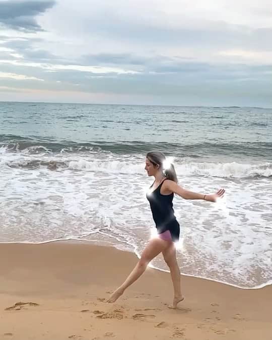 ナターリア・ガウジオのインスタグラム：「I believe I can fly... 🦋🙏🏻✨🤸🏼‍♀️🥰🌅❤️ #freedom #rhythmicgymnastics #love #beach #sunset #fly #slowmotion #flexibility #peace #landscape #tiktok」