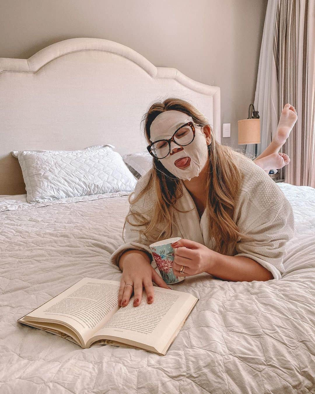 ニーナさんのインスタグラム写真 - (ニーナInstagram)「Mood do dia! 😍📖 Também está aproveitando esses dias em casa para cuidar mais de você? A @sabonetefrancis, marca que sou embaixadora, está com uma campanha linda sobre como esse momento pode ser uma oportunidade de FLORESCER 🌸 Eu acredito que ter esse momento de cuidado e carinho comigo mesma é uma linda forma de florescer. Então se você ainda não fez uma máscara, não fez uma rotina de skincare antes de dormir, cuidou dos cabelos... essa é a hora! Me contem aqui como vocês estão florescendo nessa quarentena! 👇🏻#publi」4月22日 7時12分 - niinasecrets