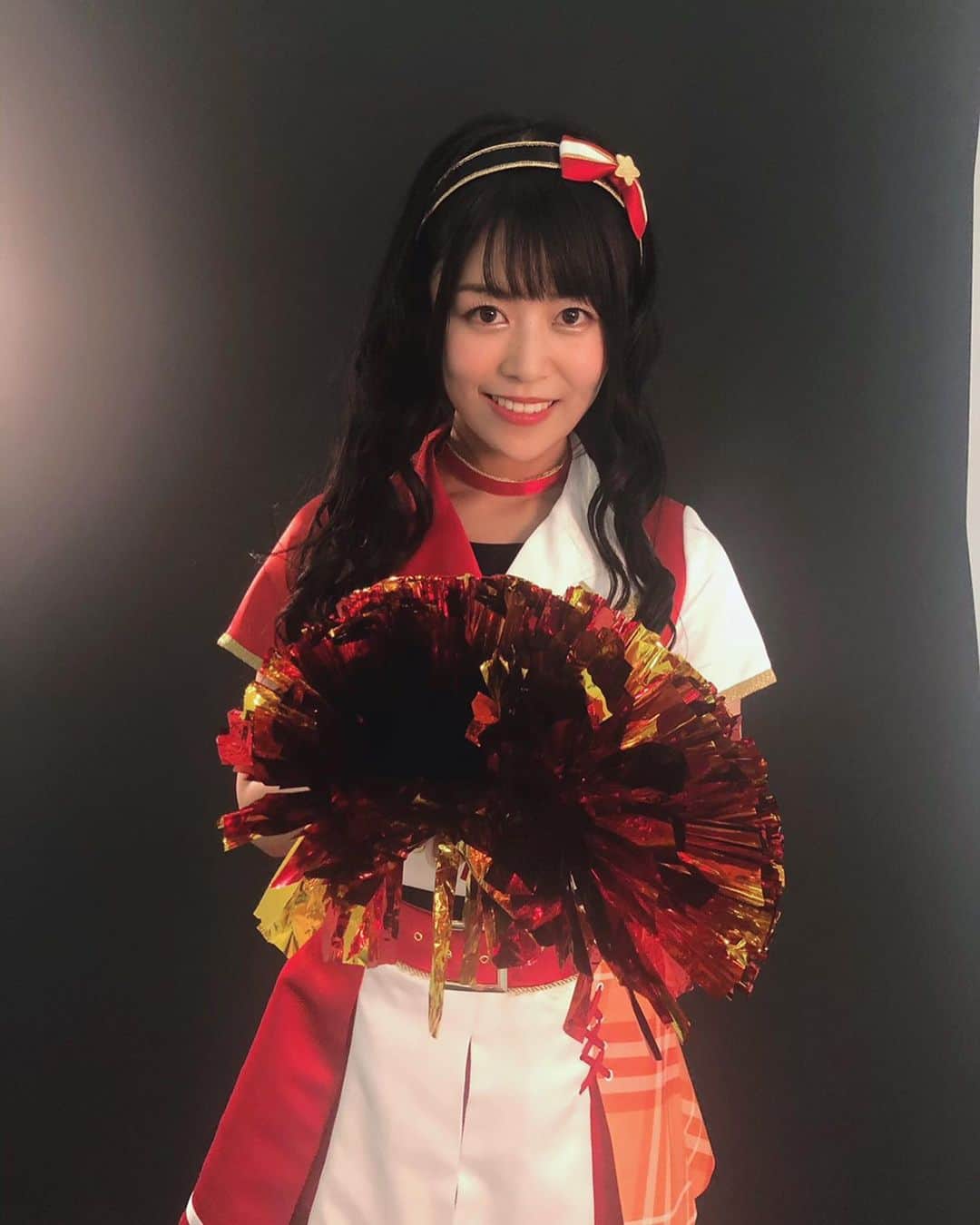 相羽あいなのインスタグラム：「いつもと違うカチューチャッ♪ こういう衣装はあまり着ないからソワソワするねんー 赤とオレンジの衣装どう？😘 グッズ楽しみ〜♪ #スタァライト #スタリラ」