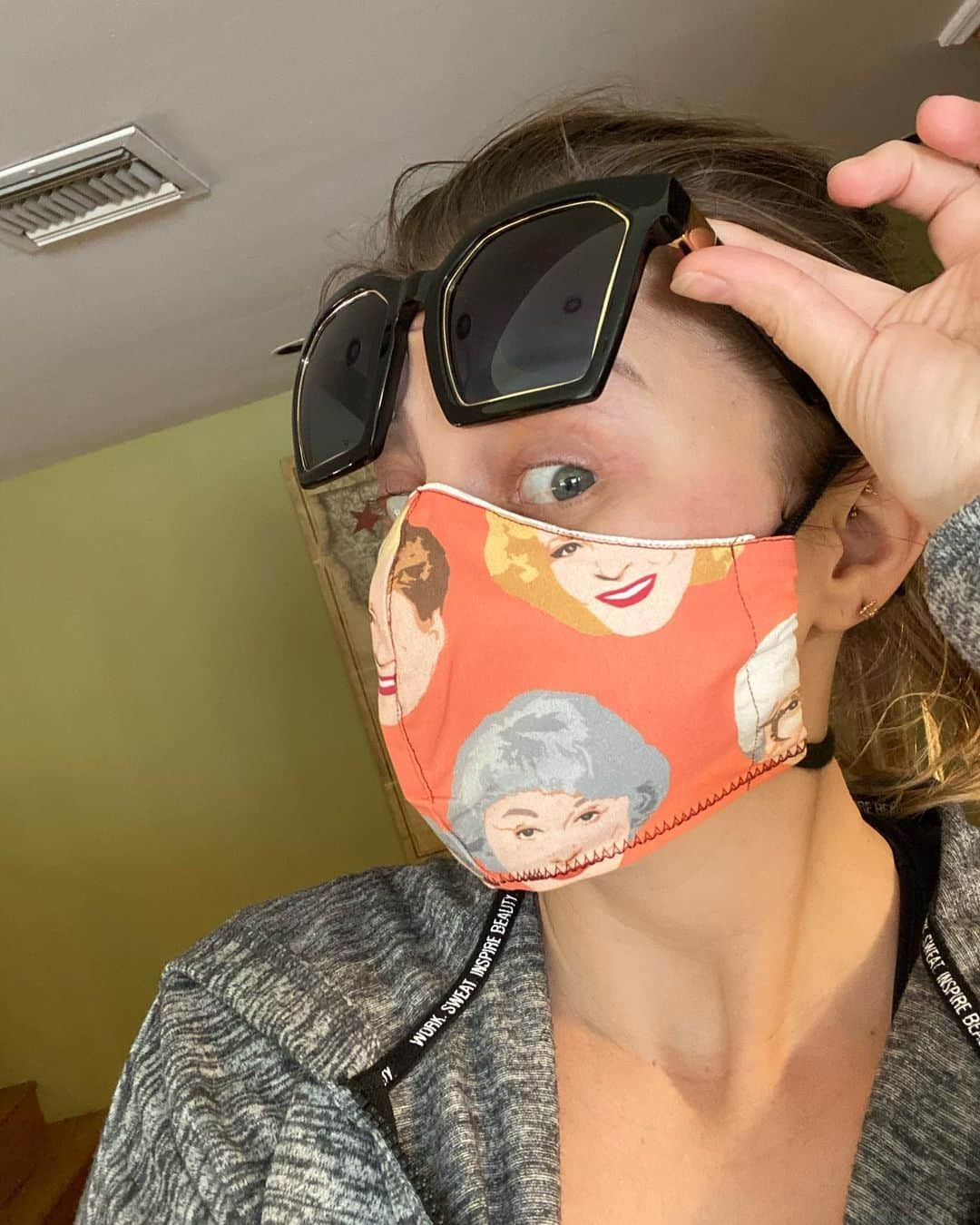 ジョディ・スウィーティンさんのインスタグラム写真 - (ジョディ・スウィーティンInstagram)「I mean... if I have to wear a mask, it might as well be fucking awesome.  Because let’s not forget: We’ve GOT to keep our national treasure @bettymwhite safe!! Don’t mess around people!! #saferathome #expressyourself #goldengirls #imadorothy #makinitwork」4月22日 7時32分 - jodiesweetin