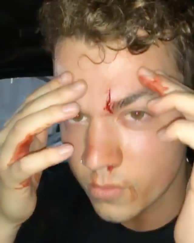 テイラー・カニフのインスタグラム：「Yo this is crazy.... should on hollywood blvd came up and punched me cause i didn’t have a bandana on?...」