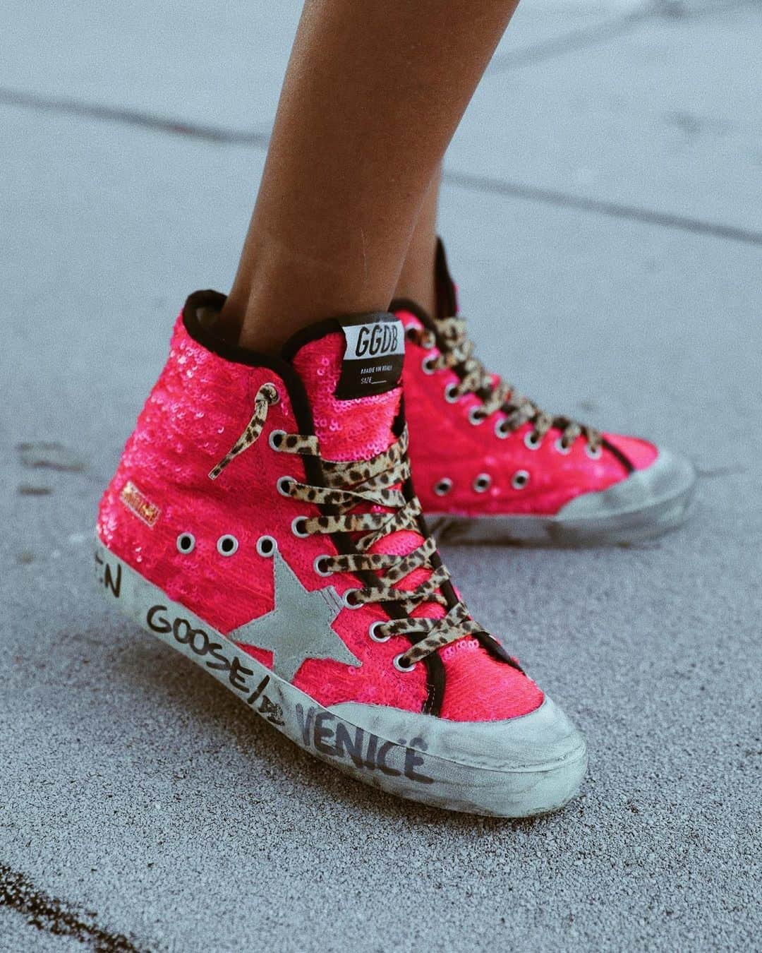 ジュリー・サリニャーナさんのインスタグラム写真 - (ジュリー・サリニャーナInstagram)「Pretty in pink 💕• I know you guys love #goldengoose sneaker as much as I do, so for those wondering, these I got at their SF store last year!」4月22日 7時57分 - sincerelyjules