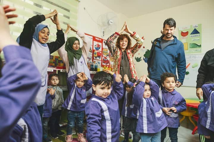 スーザン・サランドンさんのインスタグラム写真 - (スーザン・サランドンInstagram)「One year ago, I was in Beirut with @alfanarvp visiting the incredible women from @Soufra_beirut at the Burj el-Barajneh refugee camp and the beautiful preschool they have set up. Today, @soufra_kitchen, the food truck and preschool are on lockdown, but the team is volunteering around the clock to care for the old, vulnerable and needy. #COVID19 is ravaging #refugeecamps and they need our help to survive the crisis.  Support @alfanarvp Survive & Thrive Campaign & help 20K vulnerable women, widows, children, orphans, and refugees in the Middle East survive #Coronavirus.  Donate by clicking the link in my bio.」4月22日 7時59分 - susansarandon