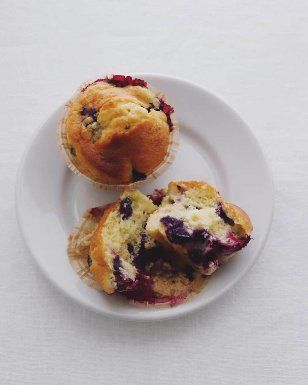 樋口正樹さんのインスタグラム写真 - (樋口正樹Instagram)「blueberry muffins . 今朝は妻作の焼き立て ブルーベリーマフィン。 . . . #ブルーベリーマフィン #ブルーベリー#マフィン #焼き立てホクホク #良い香り #blueberrymuffins #blueberries #muffins」4月22日 8時01分 - higuccini