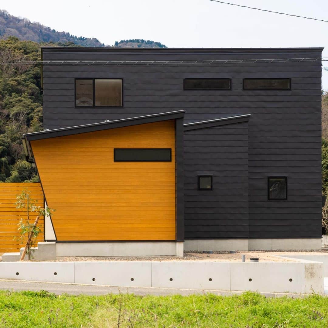 無垢 スタイルの注文住宅あめりか屋さんのインスタグラム写真 - (無垢 スタイルの注文住宅あめりか屋Instagram)「. ﻿ #ガルバニウム鋼板 横張りの家です。﻿ 木製の板張り がアクセントになってます😊﻿ #エントランス は白い塗装の壁で#外観 からオシャレに👍🌟﻿ ﻿ ﻿ -　-　-　-　-　-　-﻿ 他の施工事例⇒ @amerikayaarchitecture﻿ -　-　-　-　-　-　- ﻿ ﻿ #あめりか屋 は#カリフォルニアスタイル や#サーファーズ住宅 のような#アメリカン住宅  から、#無垢 をたくさんつかった #オーダーメイド住宅 といった #カッコいい家 や#かわいいお家 を建てるのが得意です🏄﻿ ﻿ #新築 の#注文住宅 から大規模な #リノべーション 、#リフォーム 、ちょっとしたおうちの修繕までお任せください💆﻿ ﻿ 福井県 #嶺南 が基本的な施工エリアです。#敦賀市 の本社から車で60分以内の、#嶺南エリア #敦賀 #美浜 #若狭 #小浜 #おおい #高浜 が基本的な施工エリアで、たまに#長浜市 #高島市 へも行かせていただいてます🐤﻿ ﻿ 昭和26年創業と長い歴史を持つ #地元工務店 で、高性能で適正な価格の #家づくり をしています。ただ家を建てて売ることが仕事ではなく、お客様ご家族の #豊かな暮らし を支えることを仕事としてやってます🦀﻿ ﻿ DM、ホームページの資料請求ページ、お電話（TEL 0770-22-0577）にてお気軽にお問い合わせくださいね～📱﻿ ﻿ -　-　-　-　-　-　-﻿ 他の施工事例⇒ @amerikayaarchitecture﻿ -　-　-　-　-　-　- ﻿ ﻿ なお管理人は @hidekazu_shinohara という愉快な社長です（笑）一緒に #楽しい家づくり しましょう🙋」4月22日 8時28分 - amerikayaarchitecture