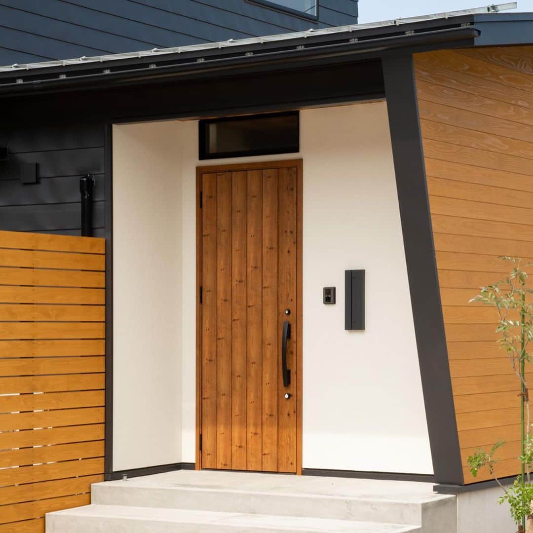 無垢 スタイルの注文住宅あめりか屋さんのインスタグラム写真 - (無垢 スタイルの注文住宅あめりか屋Instagram)「. ﻿ #ガルバニウム鋼板 横張りの家です。﻿ 木製の板張り がアクセントになってます😊﻿ #エントランス は白い塗装の壁で#外観 からオシャレに👍🌟﻿ ﻿ ﻿ -　-　-　-　-　-　-﻿ 他の施工事例⇒ @amerikayaarchitecture﻿ -　-　-　-　-　-　- ﻿ ﻿ #あめりか屋 は#カリフォルニアスタイル や#サーファーズ住宅 のような#アメリカン住宅  から、#無垢 をたくさんつかった #オーダーメイド住宅 といった #カッコいい家 や#かわいいお家 を建てるのが得意です🏄﻿ ﻿ #新築 の#注文住宅 から大規模な #リノべーション 、#リフォーム 、ちょっとしたおうちの修繕までお任せください💆﻿ ﻿ 福井県 #嶺南 が基本的な施工エリアです。#敦賀市 の本社から車で60分以内の、#嶺南エリア #敦賀 #美浜 #若狭 #小浜 #おおい #高浜 が基本的な施工エリアで、たまに#長浜市 #高島市 へも行かせていただいてます🐤﻿ ﻿ 昭和26年創業と長い歴史を持つ #地元工務店 で、高性能で適正な価格の #家づくり をしています。ただ家を建てて売ることが仕事ではなく、お客様ご家族の #豊かな暮らし を支えることを仕事としてやってます🦀﻿ ﻿ DM、ホームページの資料請求ページ、お電話（TEL 0770-22-0577）にてお気軽にお問い合わせくださいね～📱﻿ ﻿ -　-　-　-　-　-　-﻿ 他の施工事例⇒ @amerikayaarchitecture﻿ -　-　-　-　-　-　- ﻿ ﻿ なお管理人は @hidekazu_shinohara という愉快な社長です（笑）一緒に #楽しい家づくり しましょう🙋」4月22日 8時28分 - amerikayaarchitecture