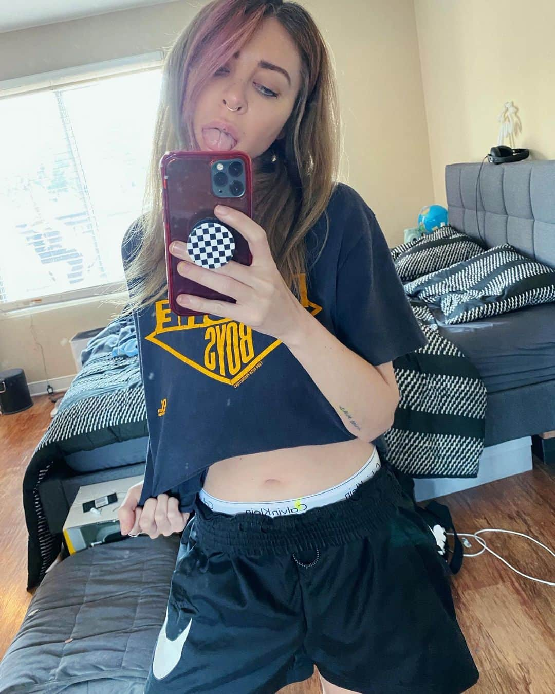 アリソン・ワンダーランドさんのインスタグラム写真 - (アリソン・ワンダーランドInstagram)「here’s proof I have a bellybutton, am about to spring clean my room & have been painting」4月22日 8時45分 - alisonwonderland